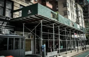 Scaffolding and sidewalk shed installed on a commercial building in Brooklyn NYC.